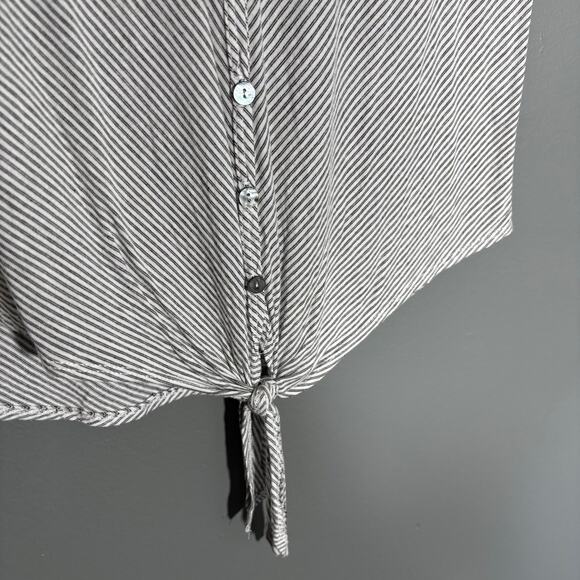 Green Envelope Women's Casual Boho Tie Front Top - Size Medium - Gray & White - Picture 3 of 5